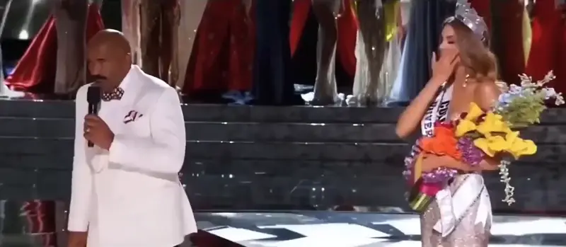 Steve Harvey standing confused next to Miss Colombia during the Miss Universe 2015 announcement.